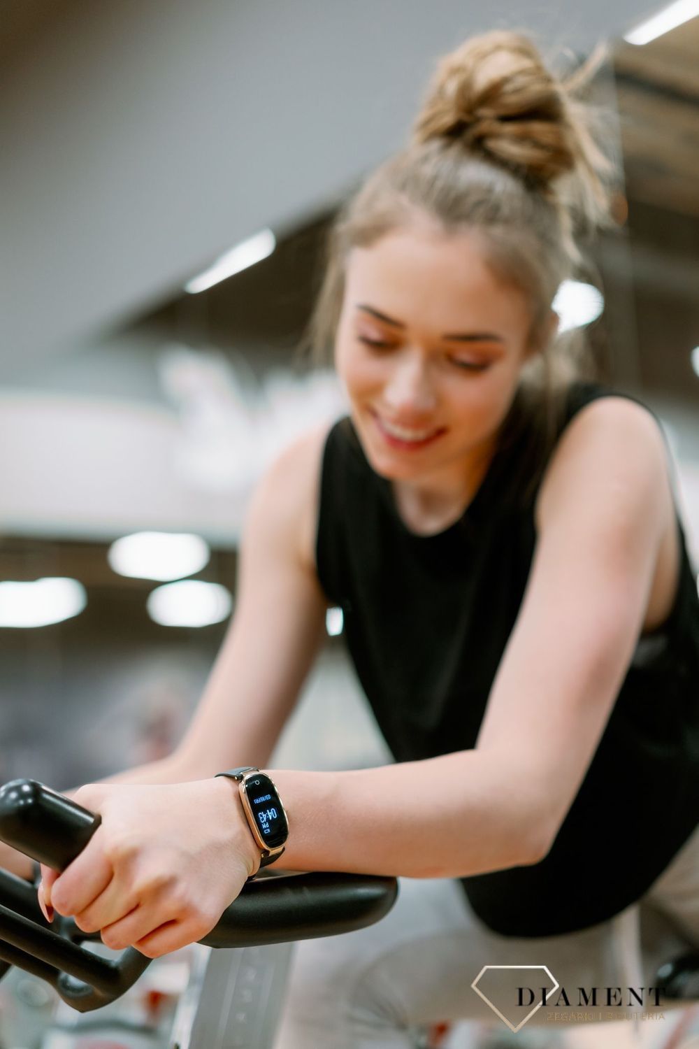 Modny zegarek w nowoczesnej formie smartwatcha to świetny i praktyczny dodatek pasujący do wielu stylizacji. Idealny pomysł na prezent. Smartwatch w kolorze czarnym.  (1).jpg